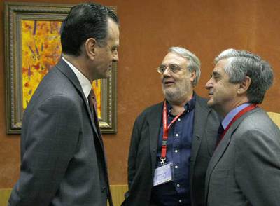 Miguel Satrústegui, Manuel Gutiérrez Aragón y Alfonso Ruiz de Assín, ayer, en  el foro.