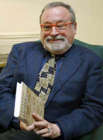 Fernando Savater posa con un ejemplar de  La vida eterna. 