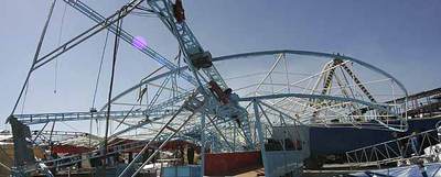 El vendaval derribó la noria de la feria de atracciones instalada en Castellón para las próximas fiestas de la Magdalena. La estructura cayó sobre un tráiler.