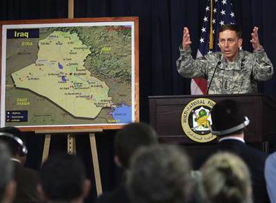 El máximo responsable militar estadounidense en Irak, el general David Petraeus, durante la rueda de prensa de ayer en Bagdad.