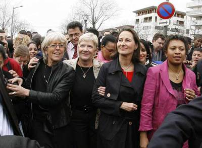 Ségolène Royal, segunda por la derecha, en un acto de campaña ayer en Lyon.