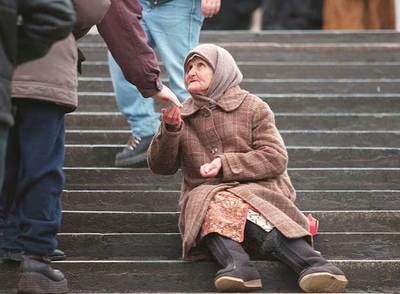 Una mujer pide limosna en las escaleras de una estación de metro de Moscú.