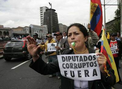 Manifestantes contra los diputados críticos con el Gobierno ante la sede del Parlamento de Ecuador.