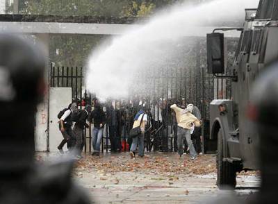 Un cañón de agua de la policía colombiana dispara contra estudiantes de la Universidad de Bogotá que protestan por la visita de Bush.