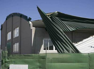 La cubierta del polideportivo del colegio Izquierdo, en Castellón, arrancada por el viento.