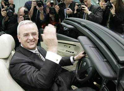Martin Winterkorn posa en un coche de Volkswagen antes de la presentación de resultados.