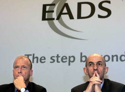 Los consejeros delegados de EADS, Tom Enders (izquierda) y Louis Gallois, en Múnich.