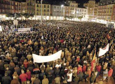 Miles de personas se congregaron en la plaza Mayor de Burgos para protestar por la concesión de la prisión atenuada a Iñaki de Juana. rn EFErnUn manifestante muestra una pancarta en Valencia.