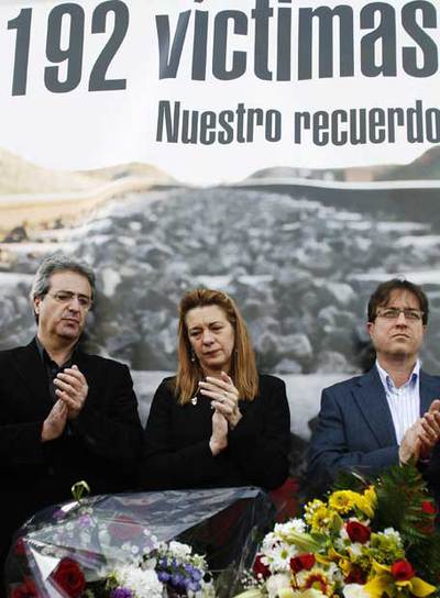 Pilar Manjón, entre el líder de UGT-Madrid, José Ricardo Martínez, y el de CC OO-Madrid, Javier López.