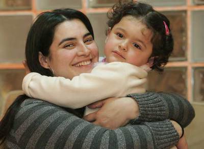 Cristina Mora Palomo, con su hija Arantxa.