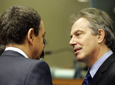 José Luis Rodríguez Zapatero, con el primer ministro británico, Tony Blair, en Bruselas.