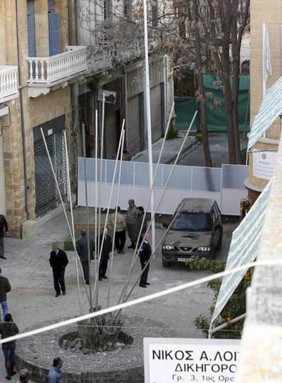 Al fondo, las placas de aluminio que han sustituido al muro de cemento, sacos terreros y alambre de espino que dividía Nicosia en dos.