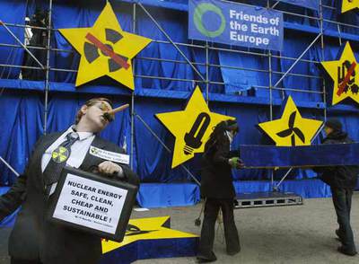Unos manifestantes despliegan una pancarta en favor de las energías verdes junto a la sede del Consejo de la UE en Bruselas.