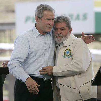 George W. Bush (izquierda) y Luiz Inácio Lula da Silva se abrazan durante su visita a una planta de Petrobras ayer en São Paulo.