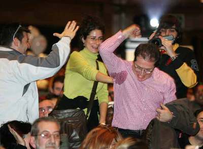 Antonio Cuenca, divorciado, da saltos de alegría justo cuando le acababa de tocar una vivienda. 