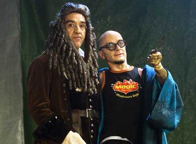 Dos actores de la obra  La ilusión , en el teatro de La Abadía.