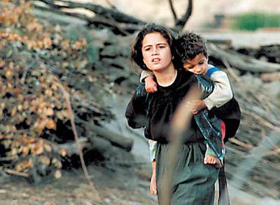 Imagen de la película  Las tortugas también vuelan,  de Bahman Ghobadi.