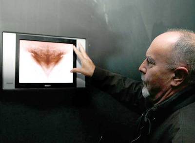 Bigas Luna, ante uno de los vídeos de la exposición  15 años de Jamón, jamón.  