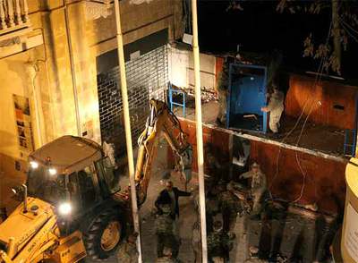 Soldados chipriotas desmontan el muro que divide Nicosia.