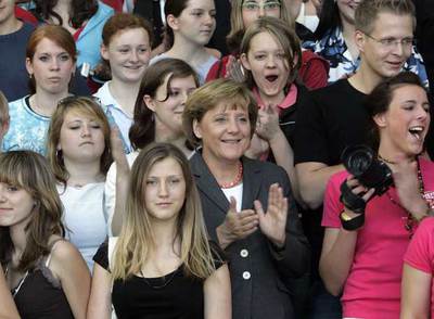 Angela Merkel recibe a un grupo de estudiantes en la sede de la cancillería, en Berlín, en mayo de 2006.
