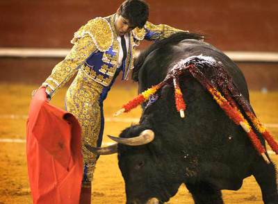 Rivera Ordóñez, en el sexto toro de la tarde ayer en la plaza de Valencia.