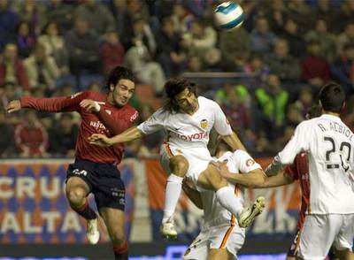 Nekounam y Ayala saltan por el balón.