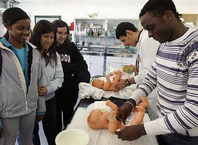 LOS HOMBRES CAMBIAN PAÑALES