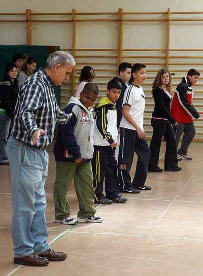 Alumnos y profesores del instituto Ignacio Ellacuría participan en clases de salsa.