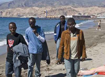 Los cuatro ex niños soldados becados para estudiar en Almería, ayer en la playa.