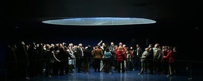 Un grupo de visitantes contempla el interior del monumento en homenajes a las víctimas del 11-M, inaugurado ayer por los Reyes.