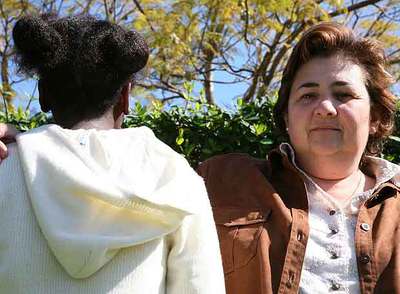 Saltana, de espaldas, y Rosa, su madre de acogida, con la que vive en España desde 2002.