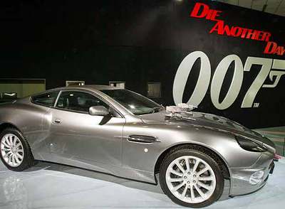 Deportivo de Aston Martin utilizado en las películas de James Bond, en una exposición en Los Ángeles.