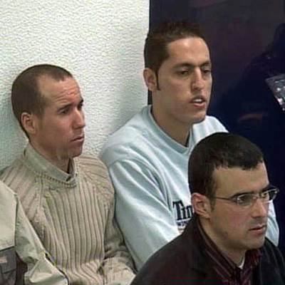 De izquierda a derecha, Abdelila el Fadual, Rachid Aglif y Mohamed Bouharrat, en el juicio.