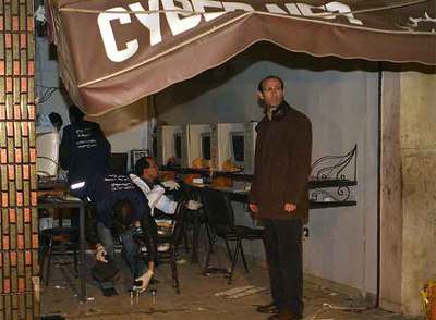 Agentes de policía investigan el cibercafé en el que un terrorista suicida detonó una bomba en Casablanca.