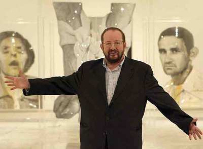 Darío Villalba posa ante imágenes de su serie  Encapsulados. 