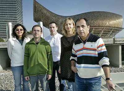 Montserrat Coll, Ramón Massana, Fabrice Not, Laura Gómez y Carles Pedrós-Alió (de izquierda a derecha), en el Instituto de Ciencias del Mar.rnSUSANNA SÁEZ