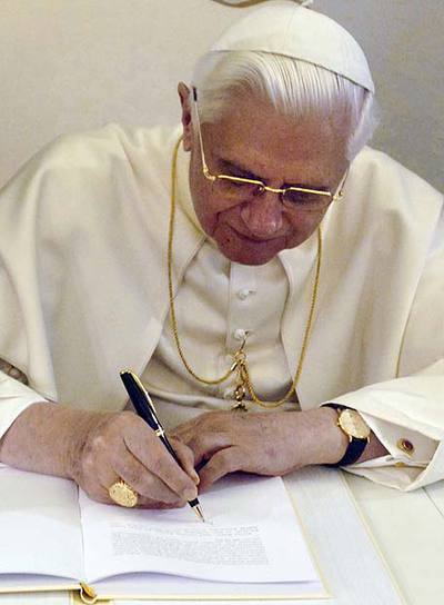 Benedicto XVI firma el documento  El sacramento de la caridad. 