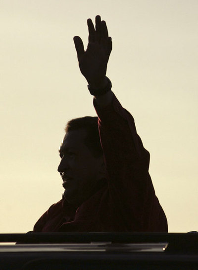 El presidente Hugo Chávez saluda ayer a los haitianos que le reciben en las calles de Puerto Príncipe.