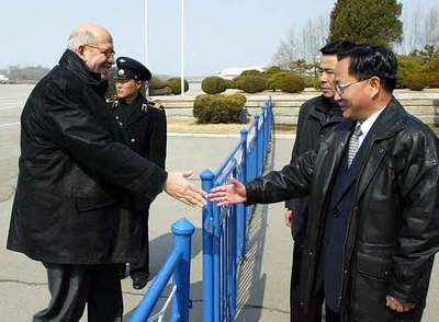 El Baradei (izquierda) es recibido por miembros de la Oficina de la Energía Atómica norcoreana ayer en Pyongyang.