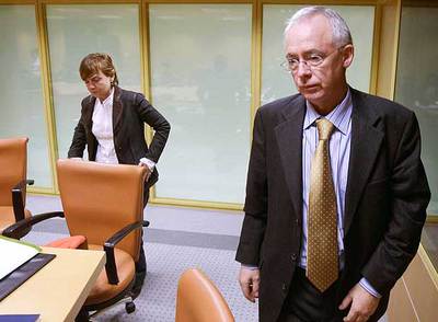 El consejero Joseba Azkarraga y la parlamentaria Gemma Zabaleta, durante una reunión en la Cámara.