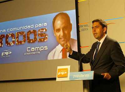 El PP presenta la valla publicitaria de Francisco Camps