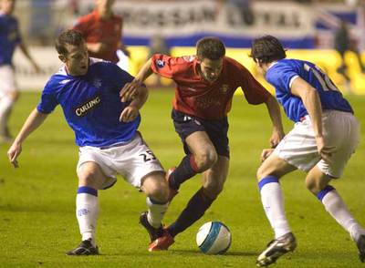 Puñal conduce el balón entre Adam y Murray.