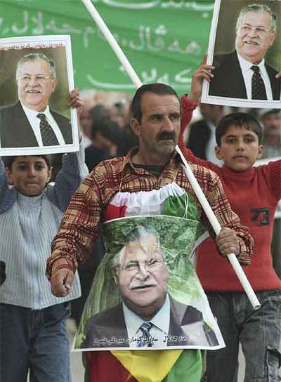 Simpatizantes del presidente Yalal Talabani celebran en Suleimaniya (noreste de Bagdad) su regreso a Irak.