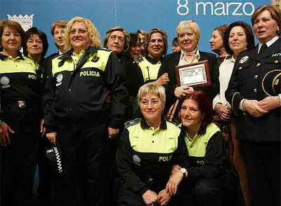 Integrantes de la primera promoción de la Policía Municipal, durante el homenaje en el Ayuntamiento.
