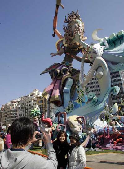 LA CIUDAD SE LLENA DE MONUMENTOS SATÍRICOS