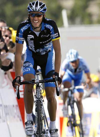 Contador deja atrás a Rebellin en los últimos metros de la subida.