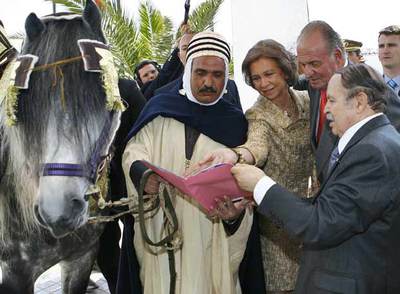 Buteflika regala un caballo a los Reyes con motivo de su visita a la residencia presidencial en Orán.
