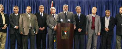 El primer ministro palestino, Ismail Haniya (centro), junto con los ministros del nuevo Gobierno de coalición ayer en Gaza.