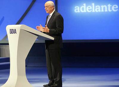 Francisco González se dirige a los accionistas durante la junta general celebrada ayer en Bilbao.