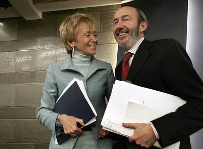 La vicepresidenta Fernández de la Vega y el ministro Pérez Rubalcaba, tras el Consejo de Ministros.